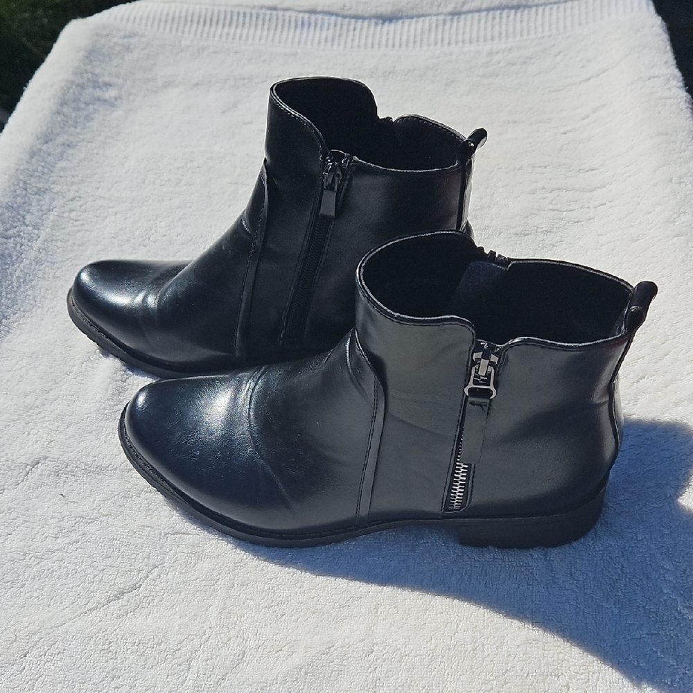 CHERY BERRY Sleek Black Ankle Boots